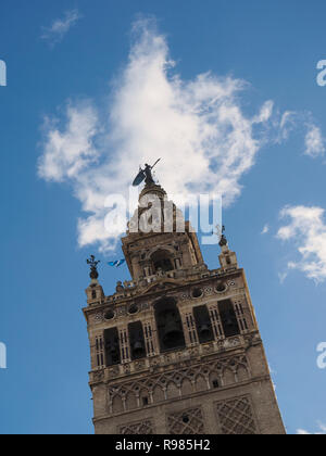 La Giralda, il XII secolo il campanile della cattedrale di Siviglia, in Andalusia, Spagna, con il famoso 4 metro di altezza statua in cima. Originariamente era un Foto Stock