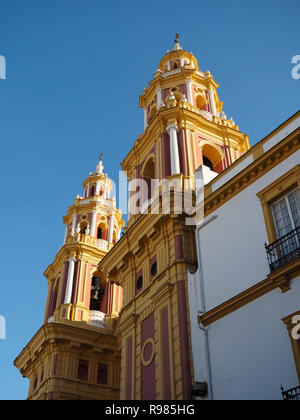 Molto colorato twin tower chiesa edificio nel centro della città di Siviglia, in Andalusia, la Spagna con il blu del cielo Foto Stock