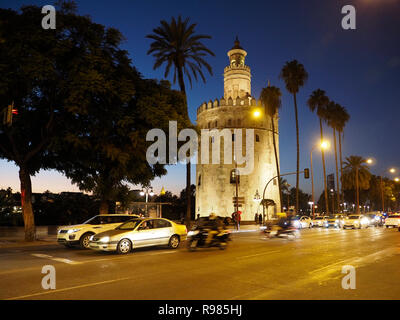 La Torre del Oro o golden tower sulla banca del fiume Guadalquivir, nel centro della città di Siviglia, in Andalusia, Spagna Foto Stock