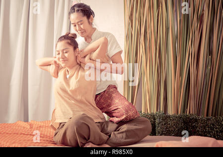 Le donne sta diventando il massaggio Thai da Spa terapista Foto Stock