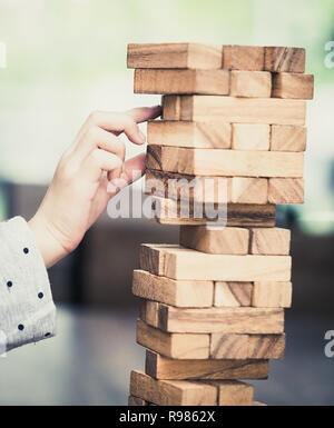 Bambina è la riproduzione di costruzione di un giocattolo di legno torre di blocco Foto Stock