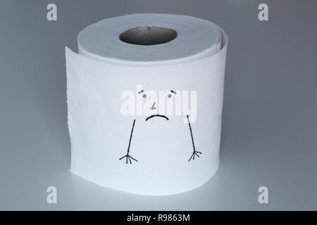Un bianco carta igienica roll abbozzato con un carattere triste con faccia malinconico e bracci giù, rappresentando il sentimento di tristezza attraverso il suo volto Foto Stock