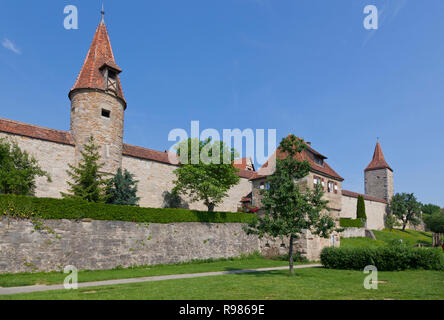 Tegole rosse torri nella parte occidentale della città medievale di parete ad anello intorno a Rothenburg ob der Tauber, Franconia, Baviera, Germania. Foto Stock