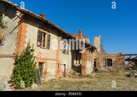 Una vecchia casa abbandonata in campagna Foto Stock