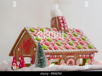 Un Natale classico gingerbread house. Foto Stock