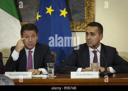 Il presidente del Consiglio, Giuseppe Conte, negli uffici della Prefettura ha firmato un "memorandum d'Intesa per un'azione urgente in terra di incendi". Alla fine, il primo ministro e i ministri hanno incontrato la stampa. Caserta, Italia, 18 novembre 2018 dotate di: Giuseppe Conte, Luigi Di Maio dove: Caserta, Campania, Italia Quando: 18 Nov 2018 Credit: IPA/WENN.com * * disponibile solo per la pubblicazione in UK, USA, Germania, Austria, Svizzera** Foto Stock