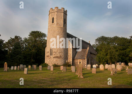 San Pietro e Paolo la chiesa con il tetto di paglia con la sua torre rotonda con quadrato interno, Mautby, Norfolk, East Anglia, Inghilterra Foto Stock