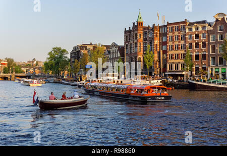 Crociera turistica barche sul fiume Amstel di Amsterdam, Paesi Bassi Foto Stock