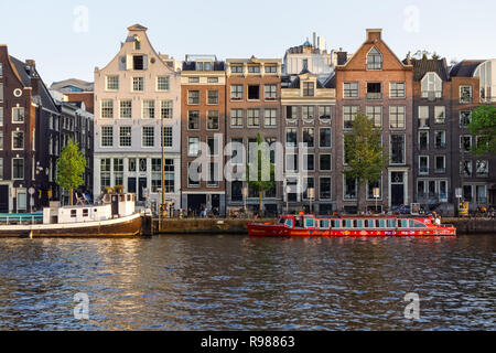 Tradizionali edifici olandesi sul fiume Amstel di Amsterdam, Paesi Bassi Foto Stock