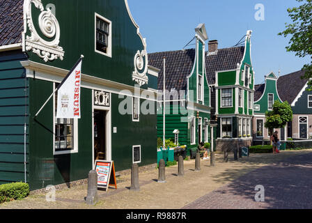 Olandesi tradizionali case di legno a Zaanse Schans museum in Paesi Bassi Foto Stock