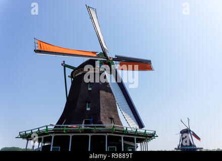 Mulino a vento olandese a Zaanse Schans in Paesi Bassi Foto Stock