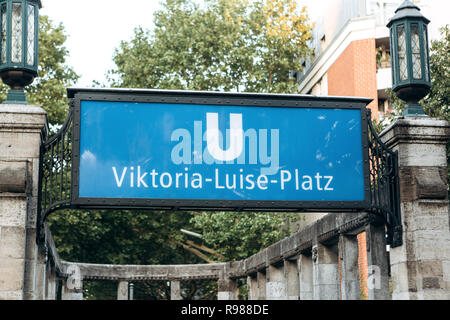 Germania, Berlino, Settembre 05, 2018: ingresso al sottopassaggio della stazione della metropolitana. Un cartello con il nome della stazione. Città Metropolitana. Foto Stock