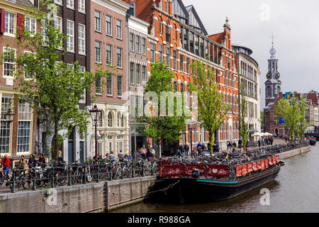 Il canale Singel con la torre Munttoren in background in Amsterdam, Paesi Bassi Foto Stock
