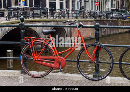Dutch biciclette parcheggiate lungo il canale di Amsterdam, Paesi Bassi Foto Stock