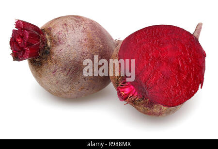 Intero e metà la barbabietola rossa radici isolati su sfondo bianco Foto Stock