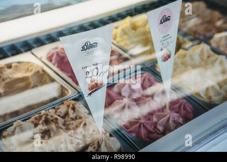 Praga, Repubblica Ceca - 26 agosto 2018: colorato fresco gelato il gelato in vendita in zoo di Praga, Repubblica Ceca, il quinto miglior zoo al mondo. Foto Stock