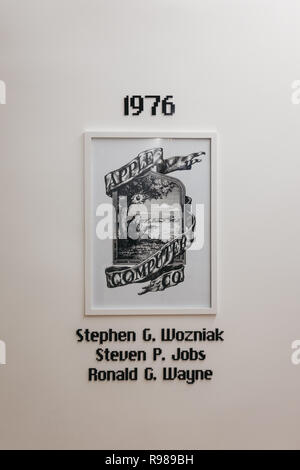 Praga, Repubblica Ceca - 28 agosto 2018: Apple Computers & Co logo, anno di formazione e i fondatori dei nomi in Apple Museum di Praga, il più grande privato Foto Stock