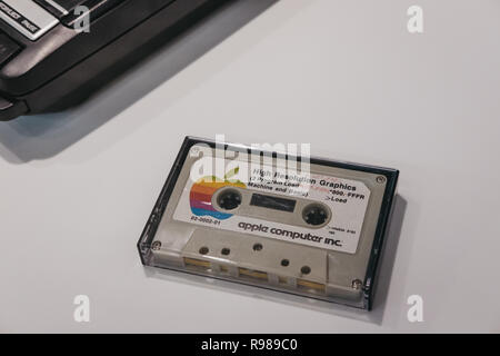 Praga, Repubblica Ceca - 28 agosto 2018: Apple Macintosh programma cassetta di carico sul display interno Apple Museum di Praga, il più grande privato legge Foto Stock