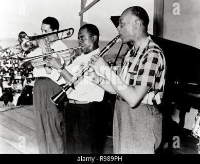 Louis Armstrong, trompetista y cantante estadounidense de jazz. Foto Stock