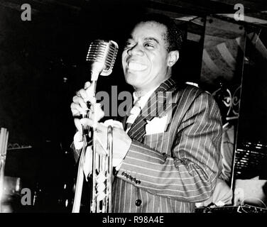 Louis Armstrong, trompetista y cantante estadounidense de jazz. Foto Stock