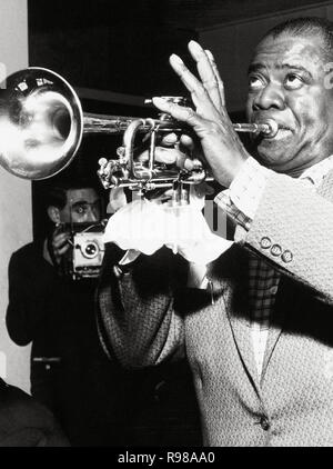 Louis Armstrong, trompetista y cantante estadounidense de jazz. Foto Stock