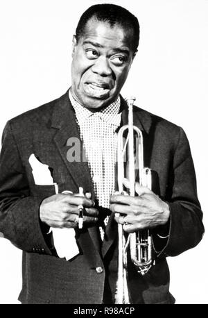 Louis Armstrong, trompetista y cantante estadounidense de jazz. Foto Stock