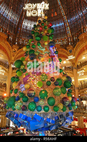 Il gigantesco albero di Natale all'interno di magazzini Galeries Lafayette grande magazzino parigino, Paris, Francia. Foto Stock