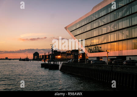 Amburgo, Germania - 8 Novembre 2018: vista panoramica dell'iconico 'Dockland' edificio nel porto di Amburgo Altona vicino al tramonto. Foto Stock