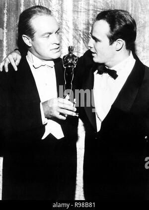 L'attore americano Marlon Brando con l'artista Bob Hope a Oscar cerimonia. Pellicola originale titolo: STORIA DEL CINEMA: Oscar. Titolo inglese: FILM STORIA: Oscar. Anno: XX dC. Stelle: Bob Hope; Marlon Brando. Foto Stock
