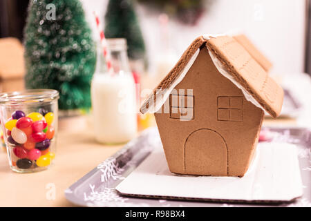 Close up Gingerbread case a kids craft festa di Natale. Foto Stock