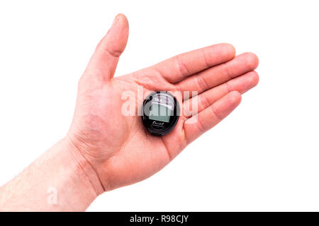 Le mani di donne anziane analizzando i livelli di zucchero nel sangue. Foto Stock