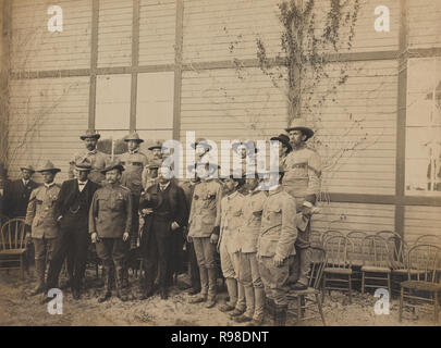 Stati Uniti Presidente Theodore Roosevelt e piloti ruvida, Gruppo ritratto, San Antonio, Texas, Stati Uniti d'America, da Henry Clogenson, 12 aprile 1905 Foto Stock