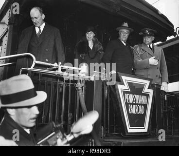 Stati Uniti Il segretario Henry Morgenthau Jr., First Lady Eleanor Roosevelt, U.S. Il presidente Franklin Roosevelt, sul retro della Pennsylvania Railroad treno, Harris & Ewing, 1935 Foto Stock