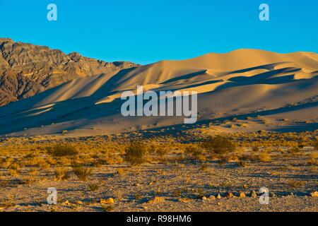 California, Parco Nazionale della Valle della Morte, Sud dune di Eureka Road scenario, ultima possibilità la gamma della montagna Foto Stock