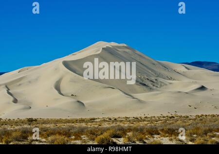 California, Parco Nazionale della Valle della Morte, Sud dune di Eureka Road scenario, ultima possibilità la gamma della montagna Foto Stock