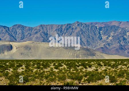 California, Parco Nazionale della Valle della Morte, Sud dune di Eureka Road scenario, ultima possibilità la gamma della montagna Foto Stock