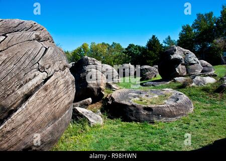 Kansas, Minneapolis, Rock City Park, unica rocce e distribuzione e i bambini a giocare Foto Stock