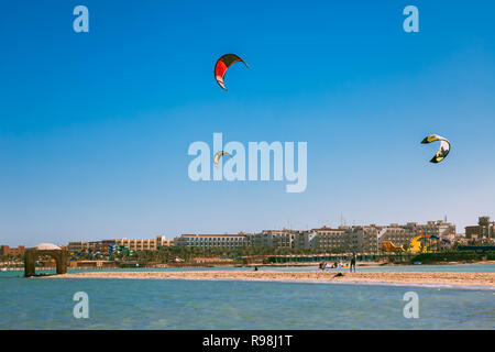 Egitto, Hurghada - 30 Novembre, 2017: coloratissimi aquiloni innalza sul Mar Rosso costa. Il professional kitesurfisti preparare per i voli. Il Panor Foto Stock