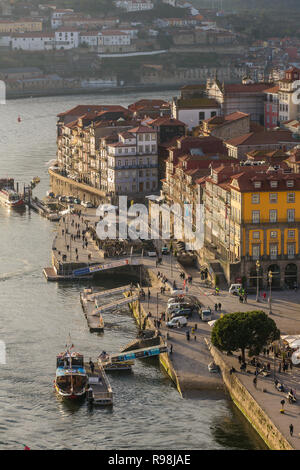 Porto, Portogallo - 15 Gennaio 2018: La città vecchia di Porto vista dal ponte Dom Luiz ponte a surise, Portogallo Foto Stock