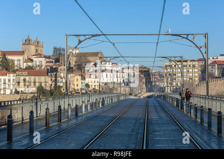 Porto, Portogallo - 18 Gennaio 2018: Linee del tram sul famoso ponte Dom Luiz ponte vecchio con vista città a sfondo, Porto, Portogallo Foto Stock