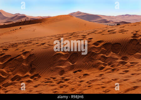 Piedi stampe su red daddy grande duna, Namib Desert, sfondo sfocato, Namibia Foto Stock