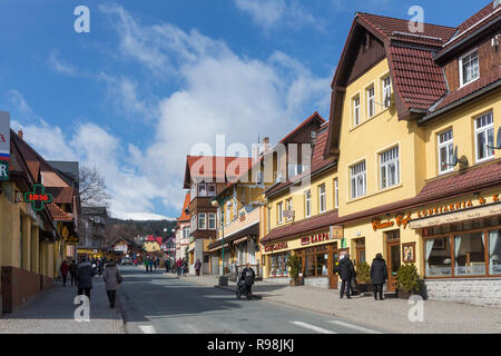 Karpacz, Polonia - 1 Aprile 2018: Main Street nella città Karpacz, polacco inverno ski resort Foto Stock
