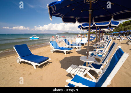 Sedie a sdraio e ombrelloni sulla spiaggia di Punta Ala in Toscana, Italia Foto Stock
