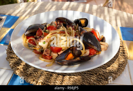 Piatto di frutti di mare la pasta sulla tavola da sole in Italia. Foto Stock