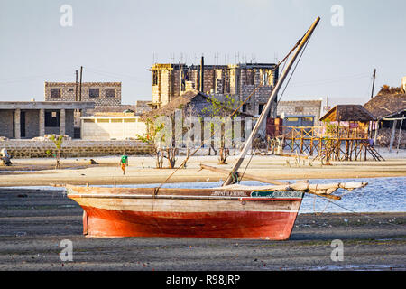 Barca a bassa marea in Lamu Kenya Foto Stock