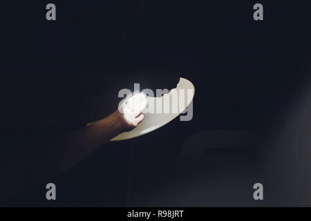 Cambiando le mani con la nuova lampada a LED lampadina luce,Risparmio energetico concetto. Foto Stock