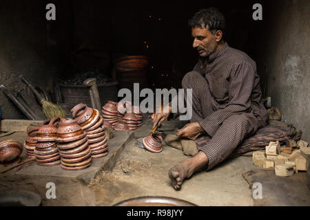 Srinagar, India - 15 Giugno 2017: Kashmir non identificato uomo che lavora in fabbro a Srinagar, India Foto Stock