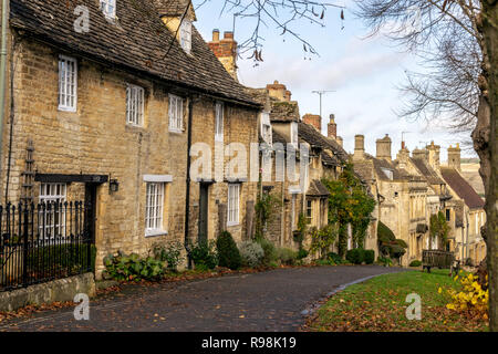 Una vista lungo la collina, burford, Oxfordshire in una giornata autunnale Foto Stock