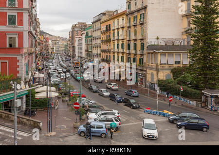 Napoli, Italia - 2 Dicembre 2017: strada trafficata nel centro di Napoli, Italia Foto Stock