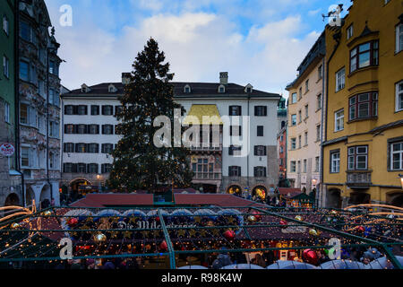 Innsbruck: Mercatino di Natale a street Herzog-Friedrich-Straße, casa Goldenes Dachl (Tetto d'Oro) nella regione di Innsbruck, in Tirolo, Tirolo, Austria Foto Stock